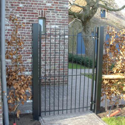 Smeedwerk tuinpoortje met uitgesmeede pinnen